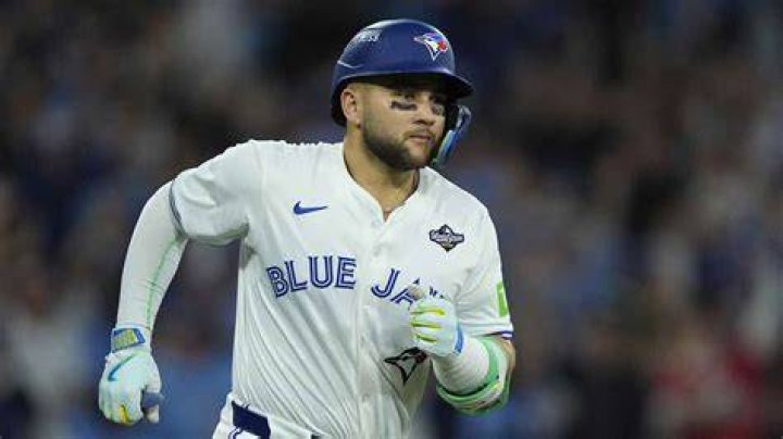 Bo Bichette slams on brakes, suffers leg injury on basepaths