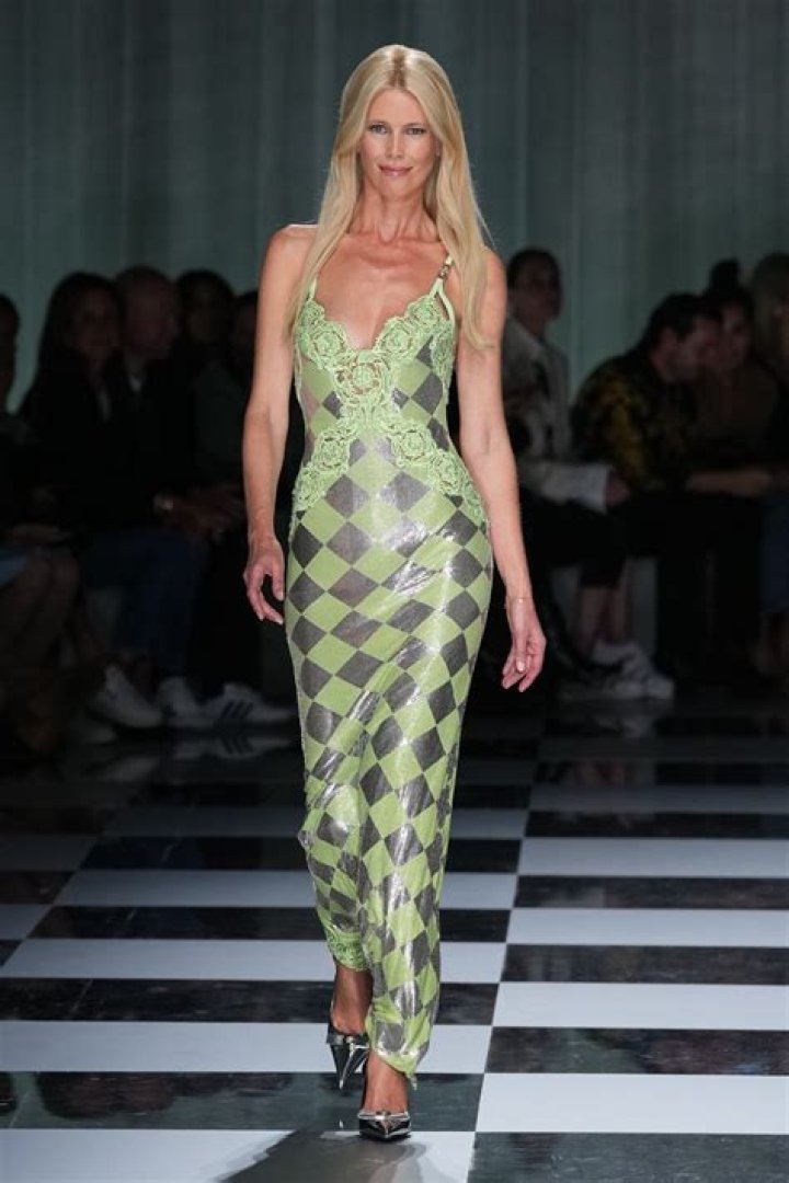 Claudia Schiffer, Versace Defilesiyle Podyumlara D&ouml;n&uuml;ş Yapıyor Vogue