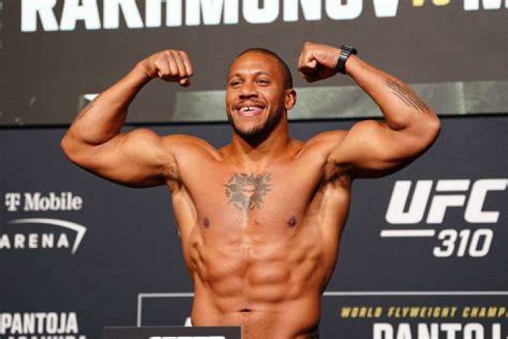 Cyril GANE Une seul combat en MMA et déjà Champion