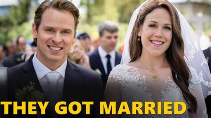 Erin Krakow Height, married, husband, net worth, family, movies Tuko