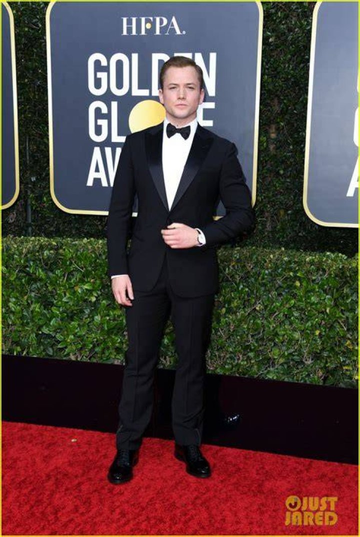 Golden Globes 2020 Taron Egerton takes his little sisters Mari and