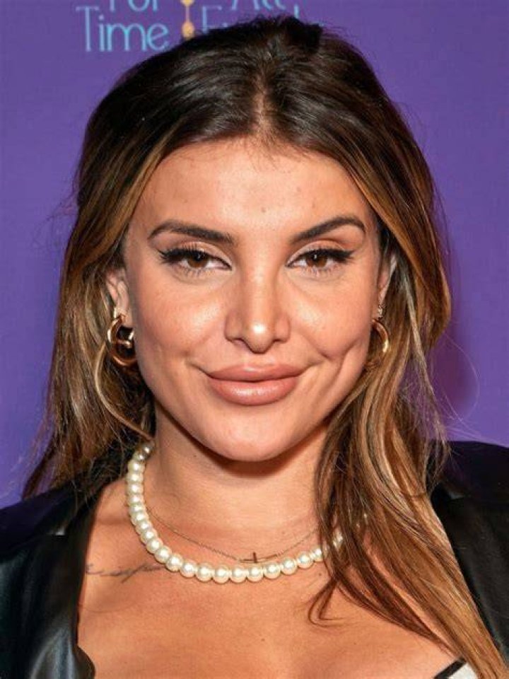 Hana Giraldo Biography, Height & Life Story Super Stars Bio