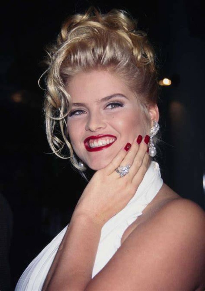 How did Anna Nicole Smith's son die, and where is her daughter
