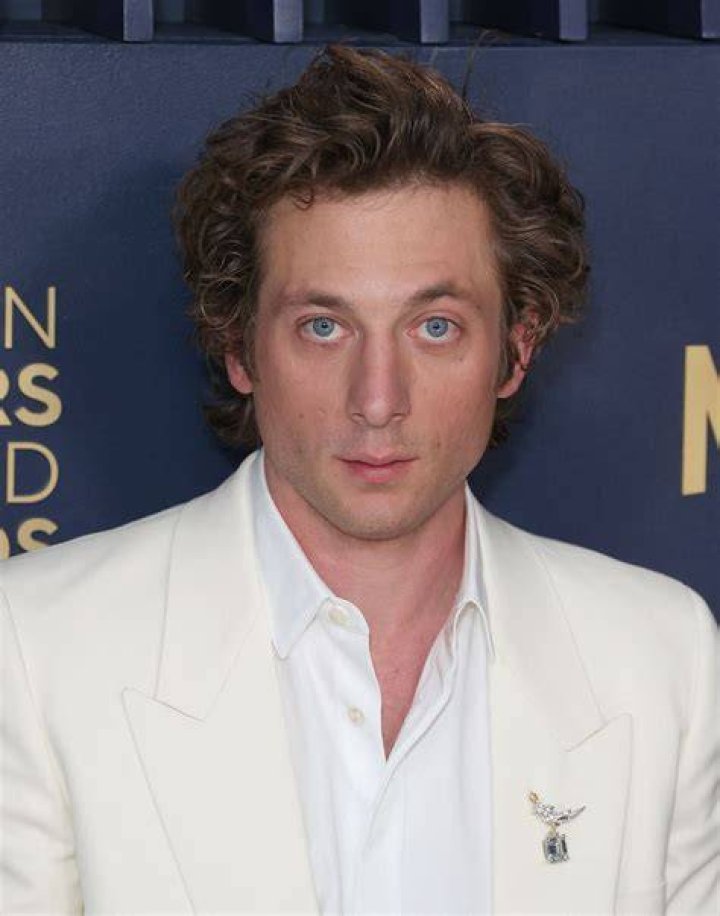 Jeremy Allen White ZuezZanang