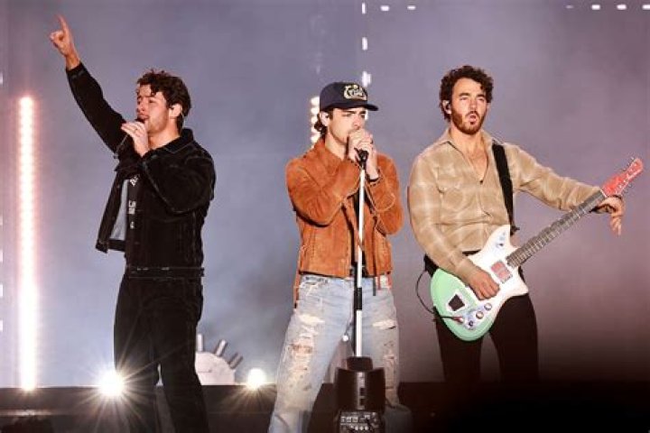 Jonas Brothers Doing "What a Man Gotta Do" Indigo Music