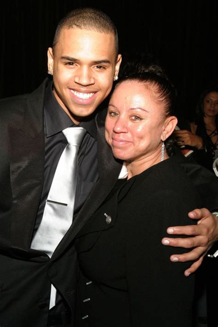 Mira a Joyce, la madre de Chris Brown, con su figura en forma posando