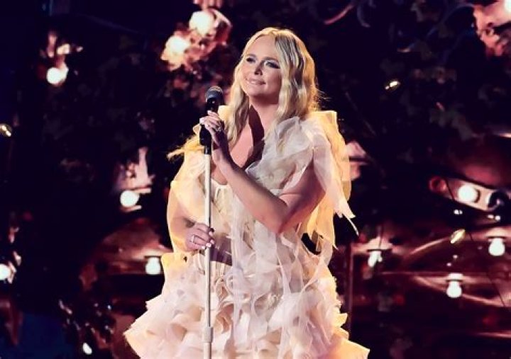 Miranda Lambert Selfie Fans Post Photos, 6 Ladies Up in Front The