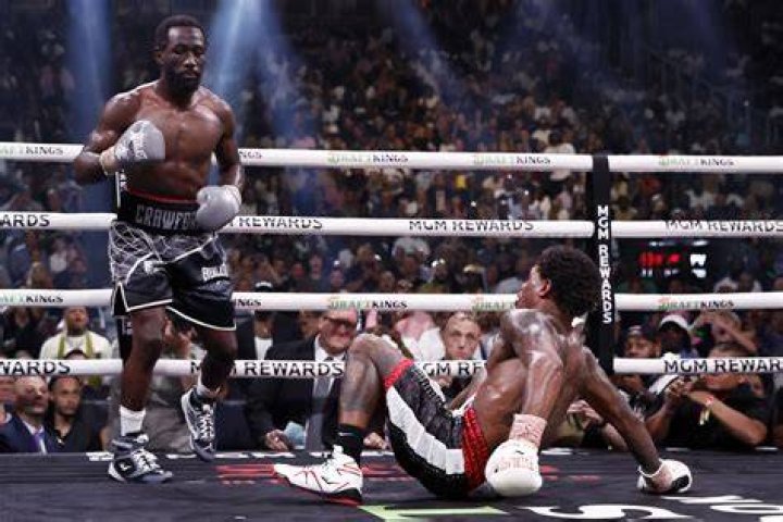 Terence Crawford dominates Kell Brook to keep welterweight title
