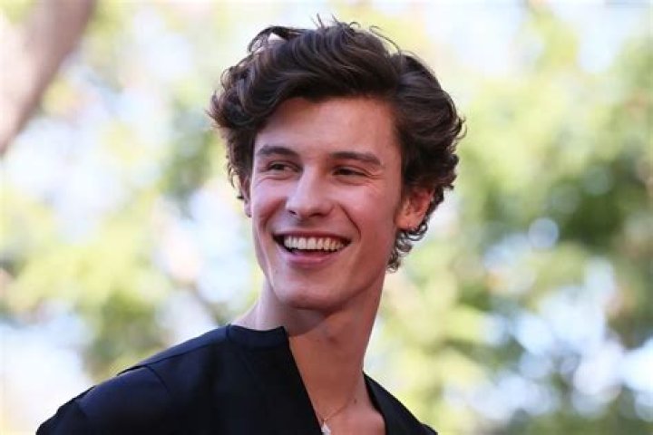 What Is Shawn Mendes’ Age, Height & Weight?